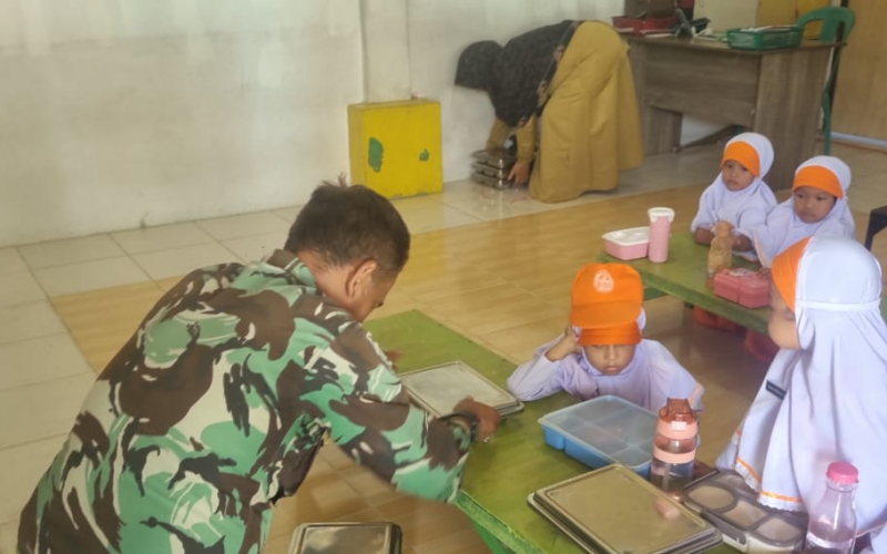 162 Siswa di Bukit Kapur Terima Menu Bergizi Gratis, Koramil 02 Pastikan Lancar dan Tertib