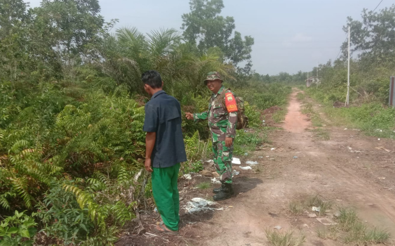 Babinsa Teluk Makmur Patroli dan Sosialisasi Pencegahan Karhutla