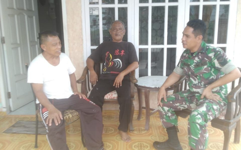 Babinsa Koramil 03 Patroli, Ajak Masyarakat Awasi Lahan Rawan Karhutla