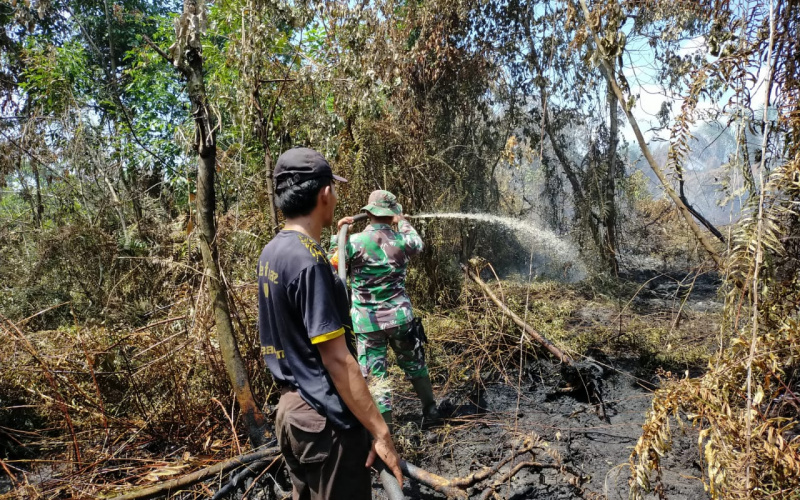Babinsa Koramil 03 Lanjutkan Giat Pendinginan Karhutla di Bangsal Aceh