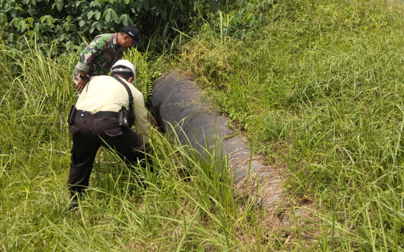Di Sepanjang Jalur Pipa Minyak Babinsa dari Koramill 02 Patroli Keamanan
