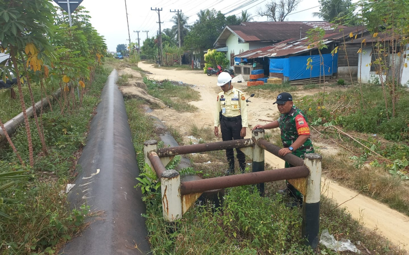 Babinsa Koramil 02 Patroli Pengamanan di Jalur Pipa Minyak