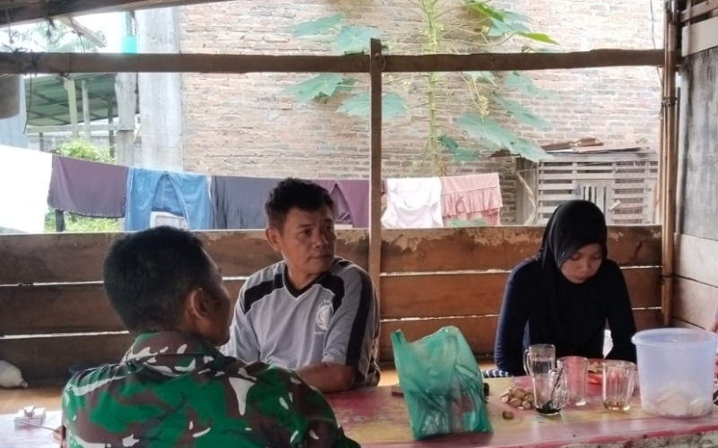 Babinsa Tanjung Penyembal Bangun Kedekatan dengan Warga Melalui Komsos