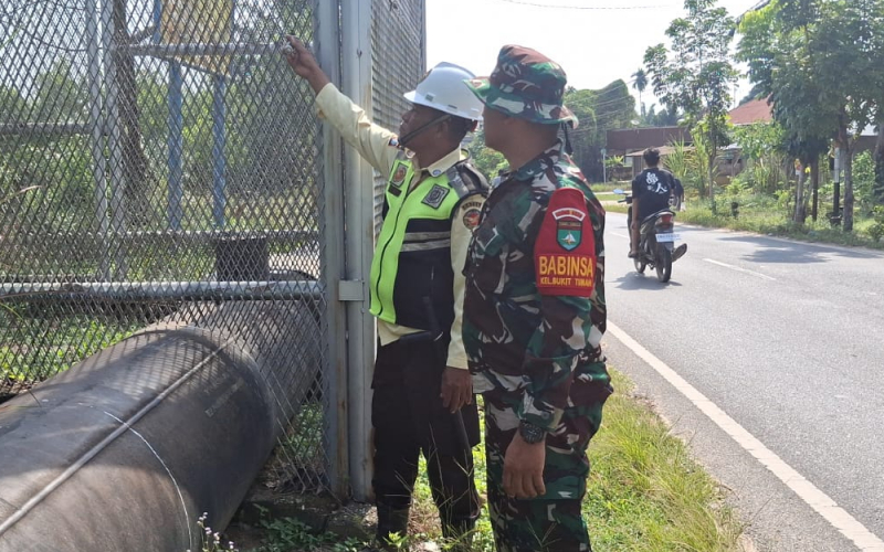 Jaga Jalur Pipa Minyak, Babinsa Koramil 01/Dumai Gelar Patroli Bersama