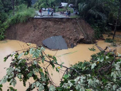 Banjir Mulai Surut, Daerah Pangkalan Sumbar Masih Terisolir Hingga Pagi Ini Akibat Longsor yang Menutup Jalan, Berikut Info Terbarunya