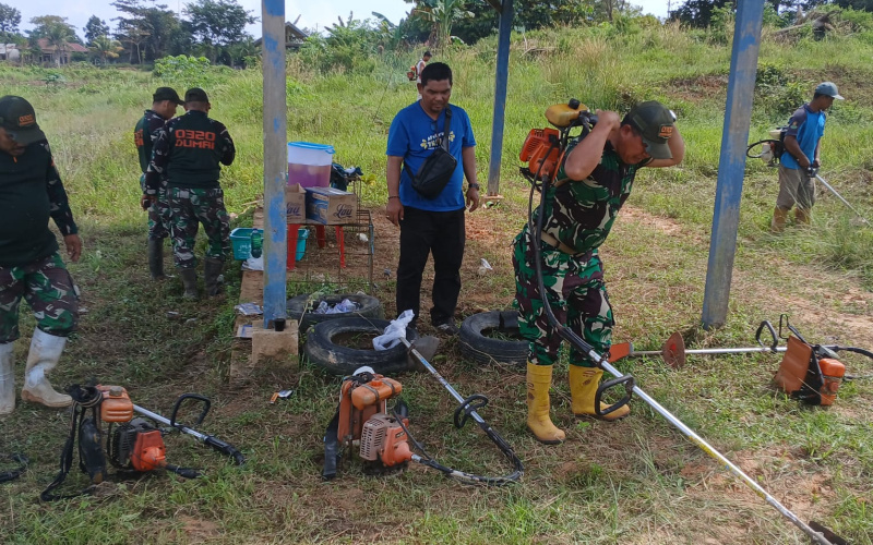 Personil Kodim 0320 Dumai Giat Bersihkan Lahan untuk Penanaman Padi Gogo