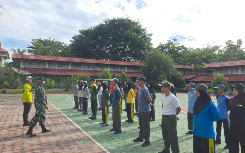 Babinsa Bukit Datuk Latih Siswa SMAS YKPP: PBB Sebagai Fondasi Karakter Bangsa