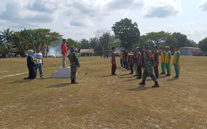 Babinsa Kodim Dumai Latih PBB untuk Persiapan Paskibra di 2 Sekolah
