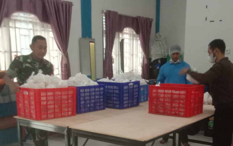 Babinsa Sertu Ramli Pastikan Distribusi Makanan Bergizi di Sekolah Berjalan Lancar