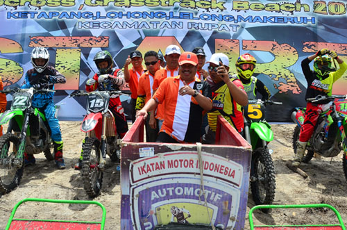 Bupati Amril Buka Kelolema Rupat Motocross and Grastrack di Pantai Ketapang