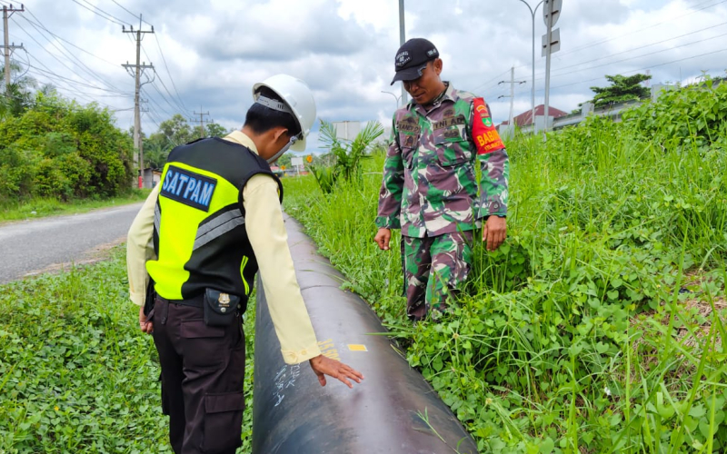 Babinsa Koramil 02 Kawal Keamanan Objek Vital Jalur Pipa Minyak PHR