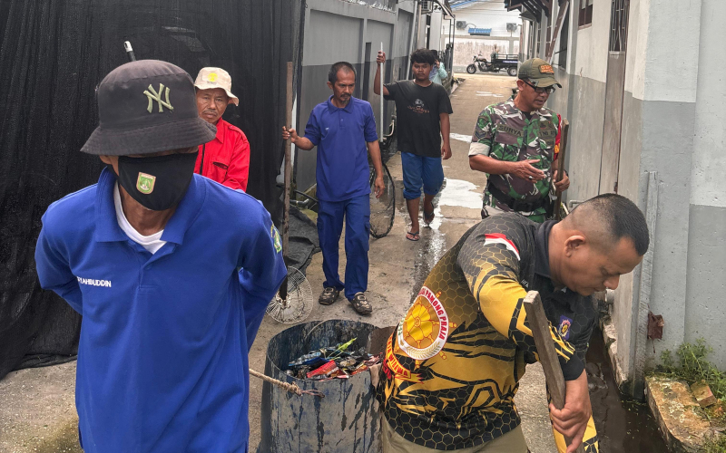 Didampingi Babinsa, Warga Bintan dan Sukajadi Kompak Bersihkan Jalan Lepin