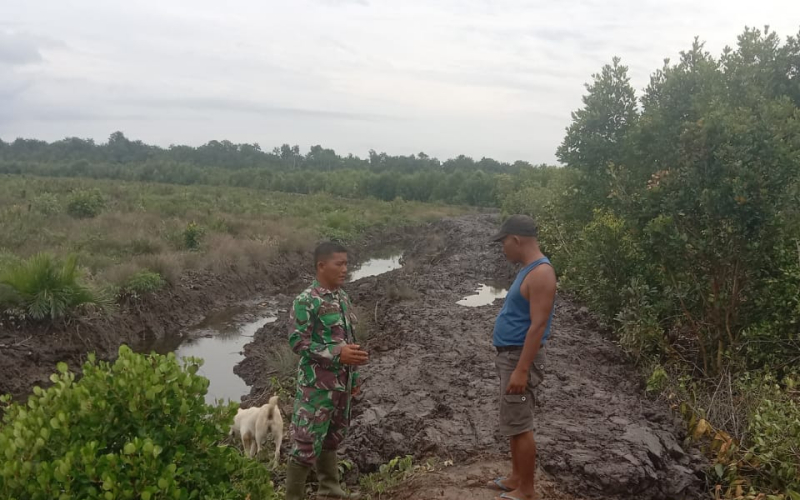 Babinsa Sungai Sembilan Gencarkan Patroli dan Sosialisasi Cegah Karhutla
