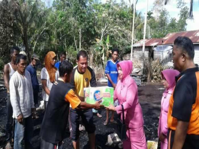 Polsek dan Bhayangkari Bengkalis Berikan Bantuan Kepada Korban Kebakaran Rumah