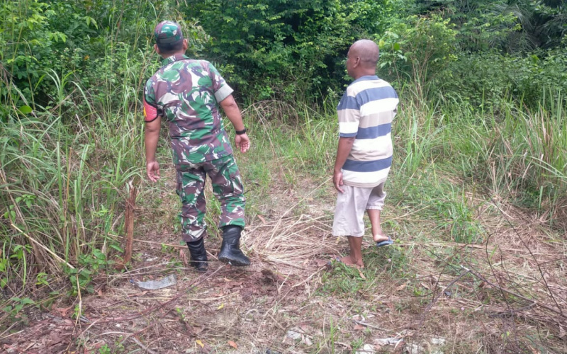Antisipasi Karhutla, Babinsa Kelurahan Bagan Besar Timur Patroli