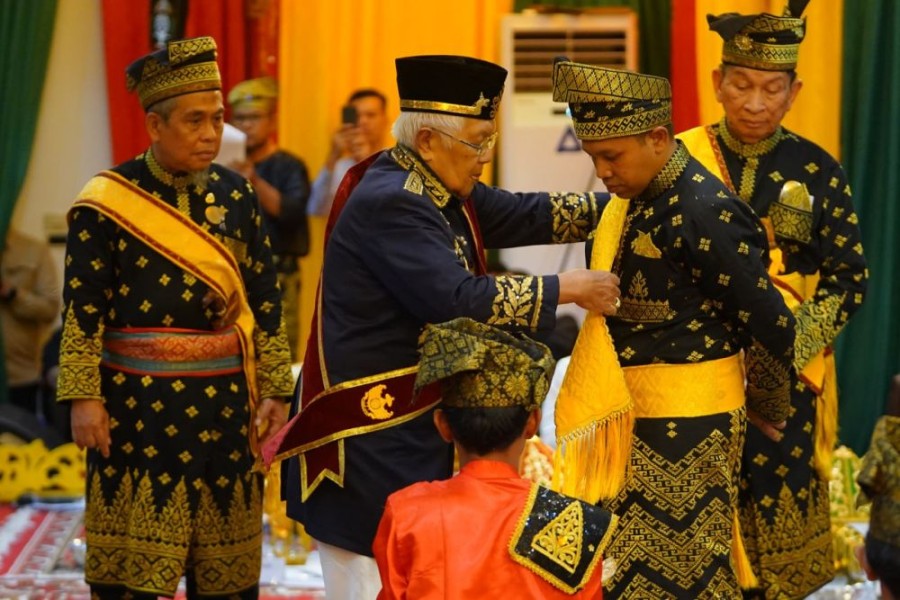 Dari Anak Kampung Jadi Datuk Seri: Kisah Haru Gubri Abdul Wahid di Balai Adat LAMR