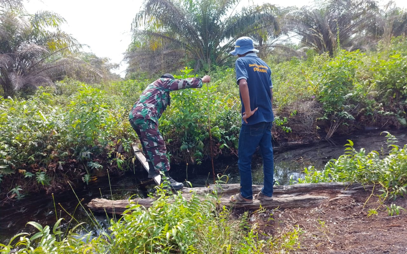 Babinsa Koramil 02 Turun ke Masyarakat, Ingatkan Cara Cegah Karhutla