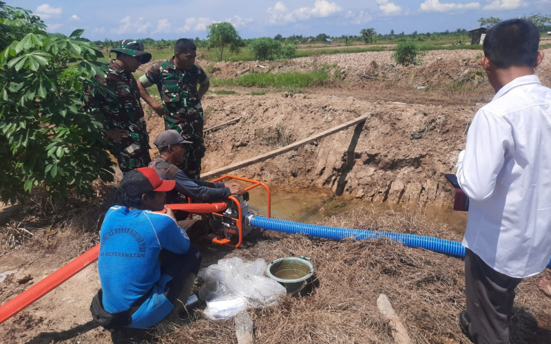 Kodim Dumai Serahkan Pompa Air Kepada Kelompok Tani di Tanjung Penyebal