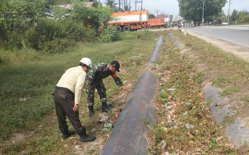 Babinsa Koramil 02 Melakukan Pengecekan Fisik Jalur Pipa Minyak