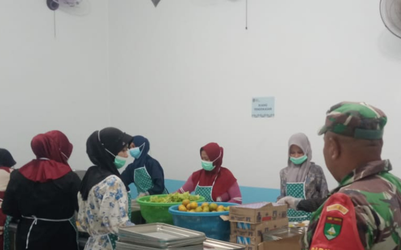 Babinsa Dumai Dampingi Distribusi Makanan Bergizi Gratis untuk 2.158 Pelajar