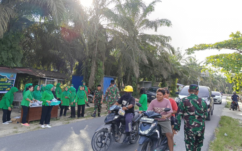 Koramil 02 Bukit Kapur Bagi-bagi Takjil Kepada Masyarakat