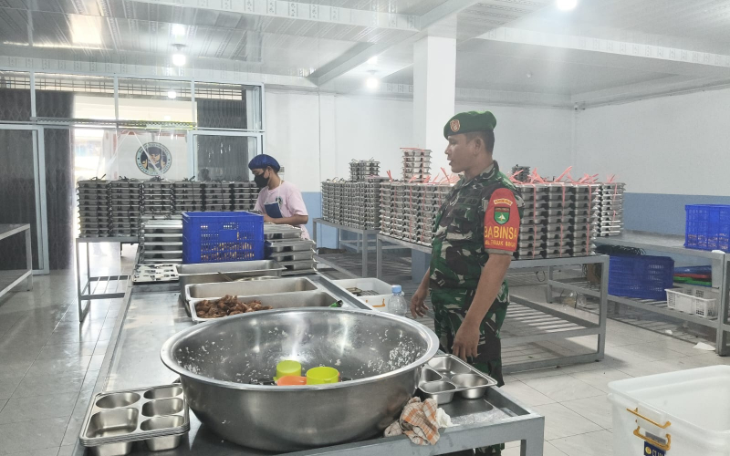 TNI Bersama Yayasan Anak Muda Mandiri dan BGN Salurkan Makanan Bergizi di Dumai