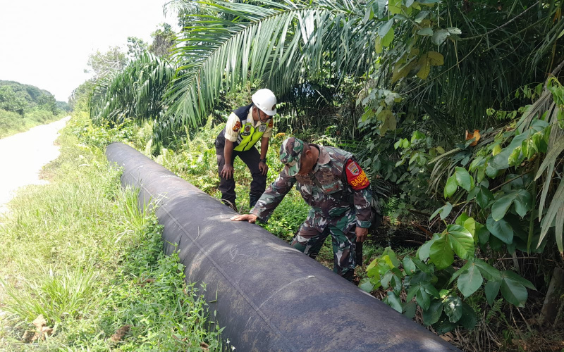 Babinsa Koramil 01 Patroli, Pastikan Keamanan Pipa Minyak Pertamina