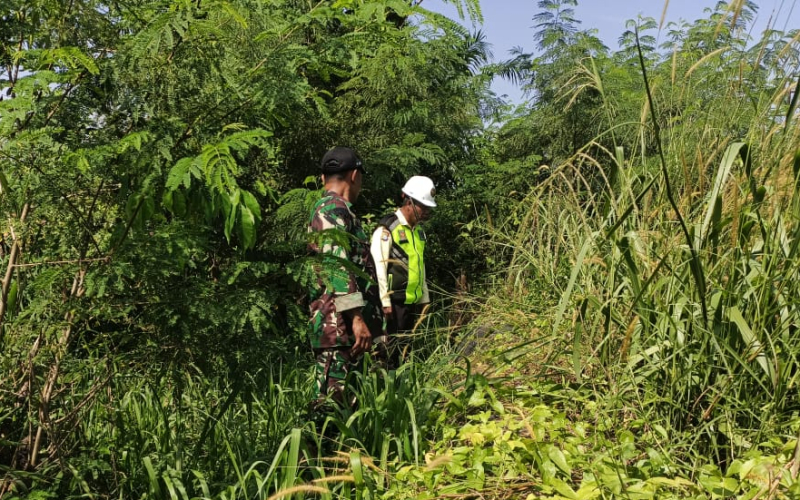 Babinsa Koramil 02 Sosialisasi Keamanan di Jalur Pipa Minyak