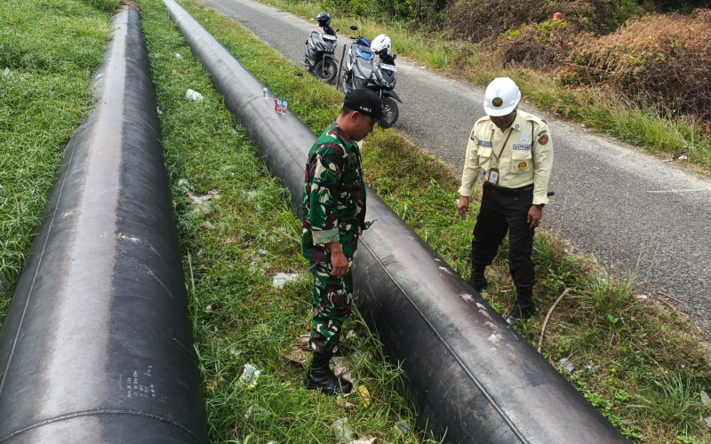 Babinsa Koramil 02 Patroli Rutin di Sepanjang Jalur Pipa Minyak