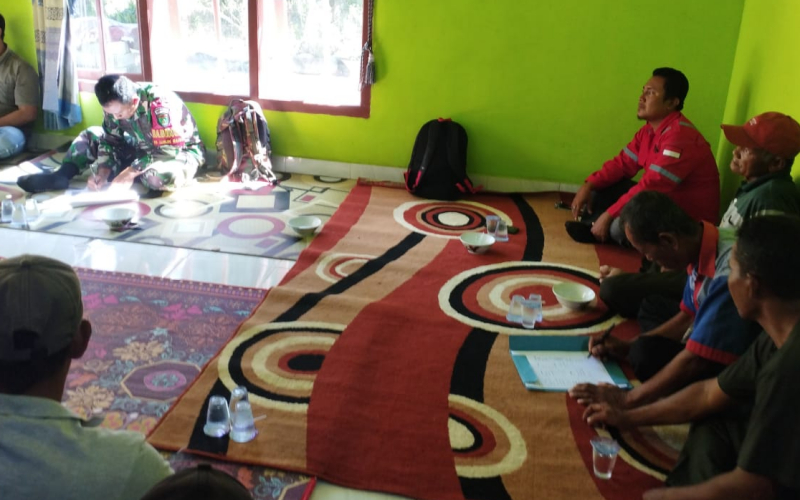 Serma Tarmin Jalin Silaturahmi Lewat Komsos Bersama Tokoh Masyarakat Lubuk Gaung