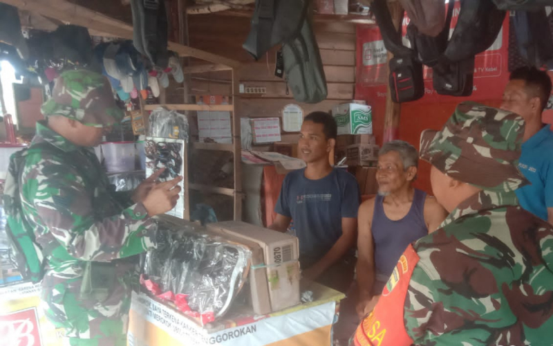 Babinsa Medang Kampai Ajak Warga Peduli Lingkungan, Antisipasi Karhutla Sejak Dini