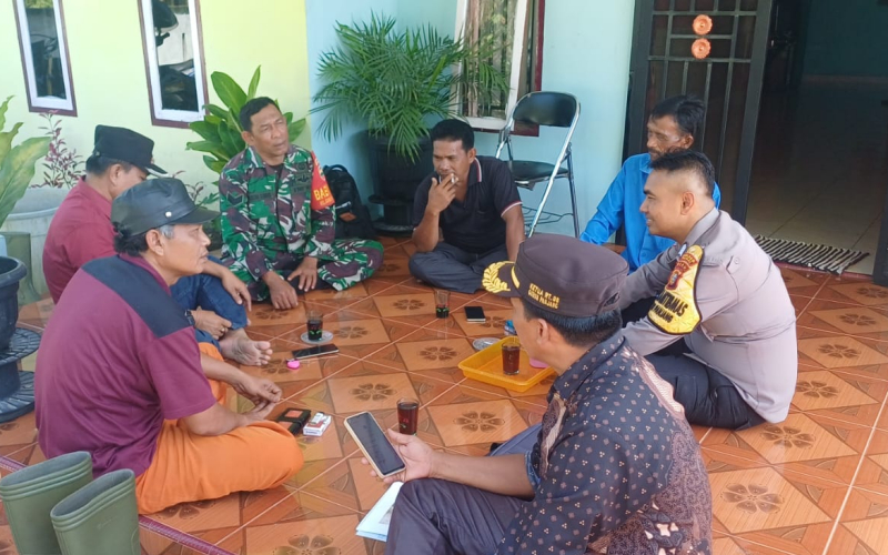 Jalankan Program Komsos, Babinsa dari Koramil 02 Bincang dengan Warga