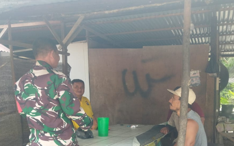 Patroli Jalur Pipa PHR di Dumai, Babinsa Sosialisasikan Larangan Berjualan di Area Pipa