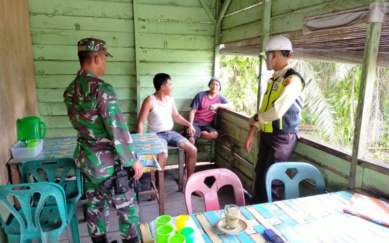 Babinsa Koramil 03 Giat Bimbingan Teritorial serta Patroli Keamanan