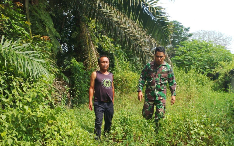Babinsa 03 Sungai Sembilan Gelar Komsos, Ajak Warga Peduli Lingkungan