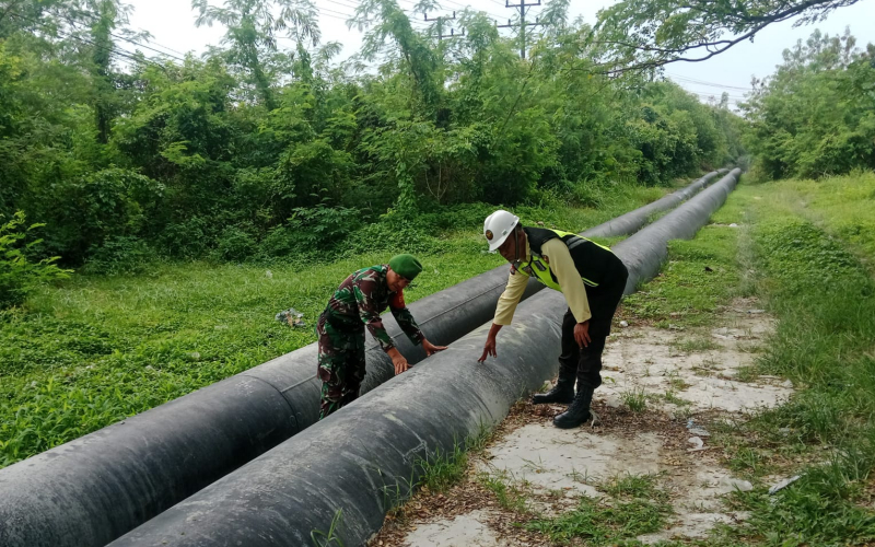 Babinsa dan Security Pertamina Laksanakan Patroli Cegah Gangguan di Jalur Pipa Minyak Dumai