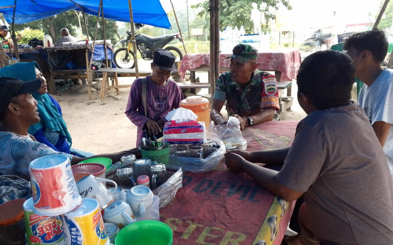 Babinsa Bukit Batrem Komsos dengan Masyarakat yang Berjualan di Pinggir Jalan