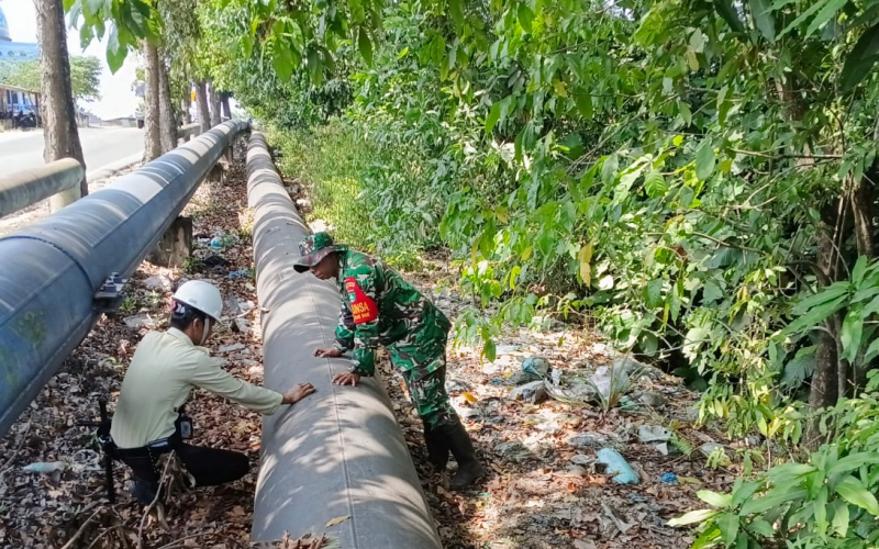 Sinergi Babinsa dan Pertamina Hulu Rokan Jaga Keamanan Pipa Minyak di Dumai Selatan