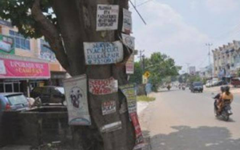 Merusak Penghijauan, Wako Dumai Larang Pasang Iklan Banner di Pohon