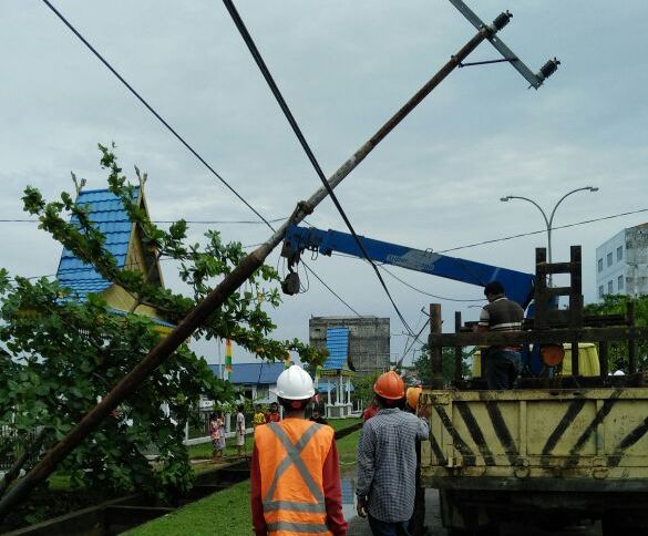 Hujan Deras dan Angin Kencang ''Melanda Tembilahan'', PLN Rayon Tembilahan Terpaksa Lakukan Pemadaman Total