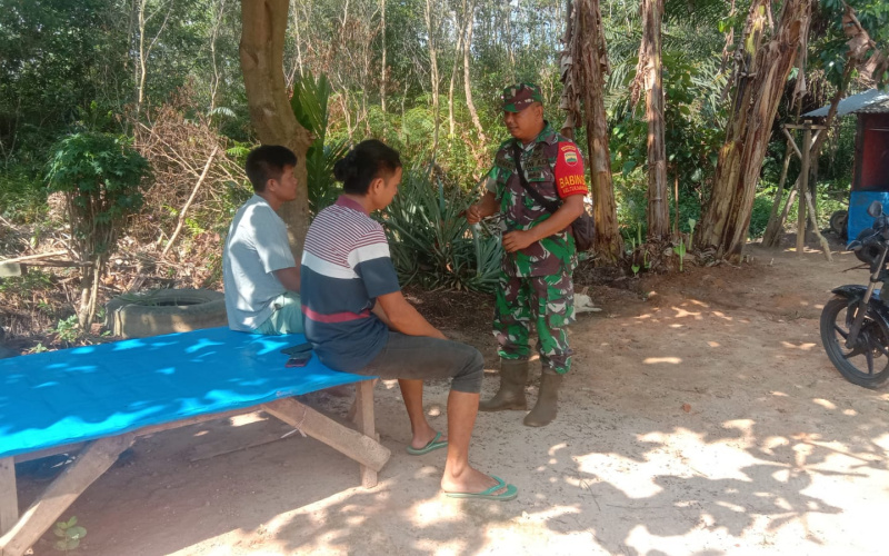 Babinsa Koramil 02/BK Laksanakan Patroli dan Sosialisasi di Kecamatan Medang Kampai