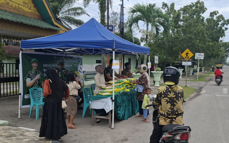 TNI dan Bulog Hadirkan Beras Murah untuk Warga Dumai