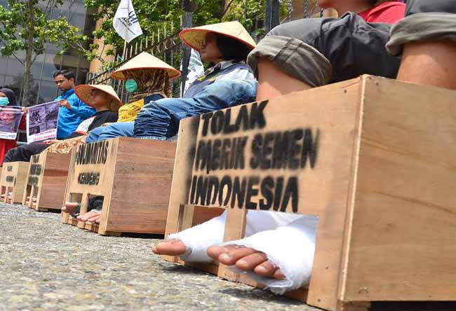 Lima Aktivis Riau Nekad Cor Kaki dengan Semen