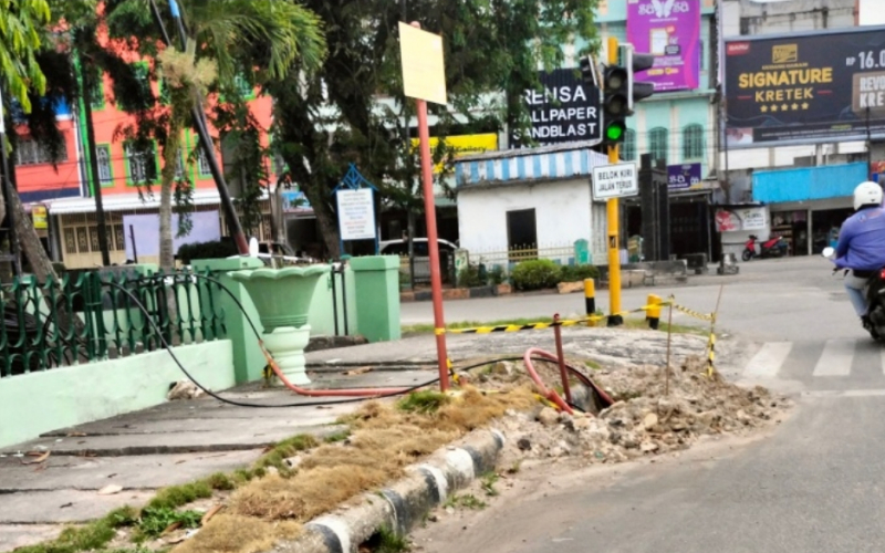 Penggalian Kabel Optik di Jalan Syarif Kasim Dumai Rusak Trotoar dan Jalan, Warga Pertanyakan Tanggung Jawab Kontraktor