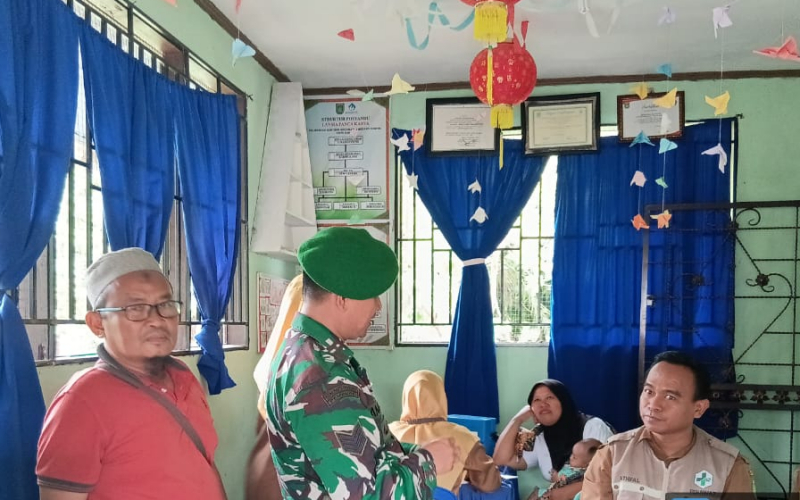 Babinsa Guntung Ajak Warga Aktif Ikuti Posyandu Demi Kesehatan Keluarga