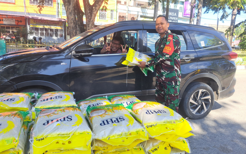 Ringankan Beban Warga, Kodim Dumai Distribusikan Beras Murah di Sukajadi