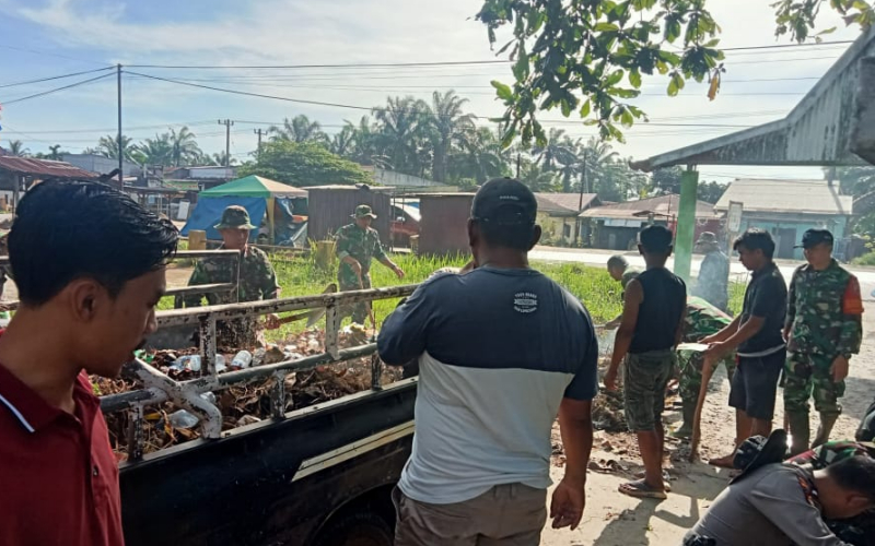 Satgas TMMD Kodim Dumai Bersihkan Wilayah Pasar di Bukit Kayu Kapur