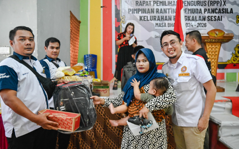 Gandeng Komunitas Gurupu, Karang Taruna Dumai dan PP Berikan Sembako Kepada Masyarakat