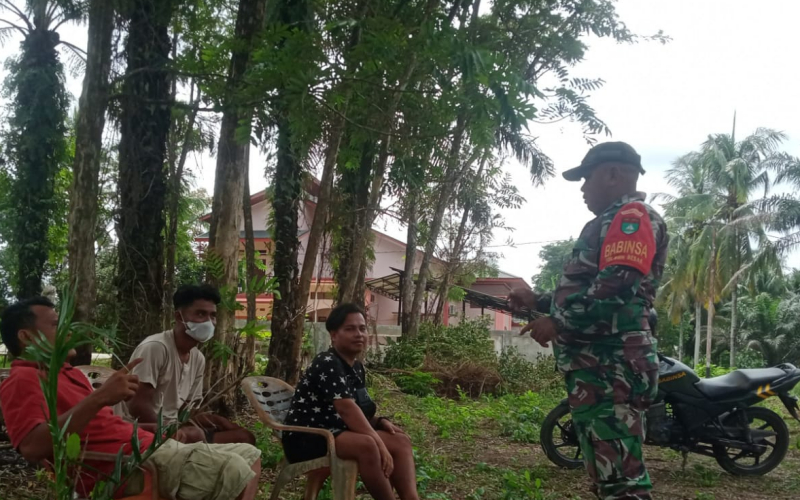 TNI dan Warga Bersinergi Cegah Karhutla, Babinsa Ajak Manfaatkan Lahan Secara Produktif