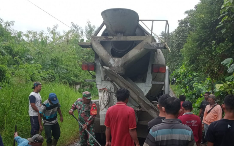 Sertu Sareh Ajak Warga Dua RT Kompak Tambal Jalan di Bagan Besar